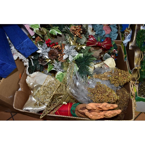 637 - A QUANTITY OF CHRISTMAS DECORATIONS AND NOVELTY ITEMS ETC, to include boxed fibre optic Christmas tr... 