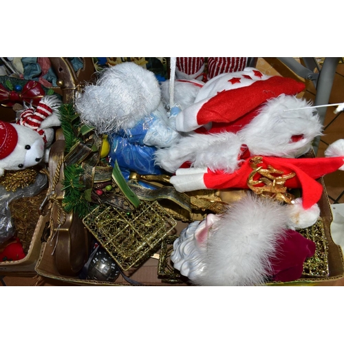 637 - A QUANTITY OF CHRISTMAS DECORATIONS AND NOVELTY ITEMS ETC, to include boxed fibre optic Christmas tr... 