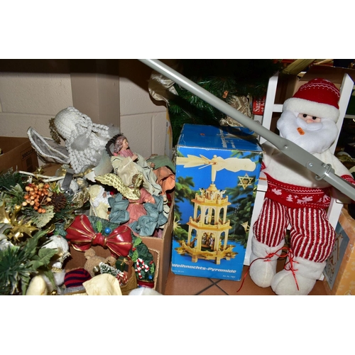 637 - A QUANTITY OF CHRISTMAS DECORATIONS AND NOVELTY ITEMS ETC, to include boxed fibre optic Christmas tr... 