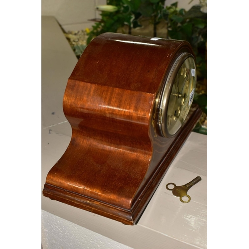 641 - AN EDWARDIAN MAHOGANY AND INLAID MANTEL CLOCK, with a silvered oval dial (winding handle and pendulu... 