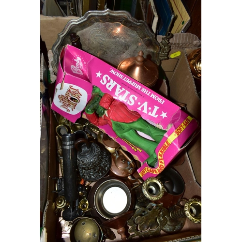 670 - FIVE BOXES AND LOOSE SUNDRY ITEMS ETC, to include tin biscuit boxes, novelty copper and brass items,... 