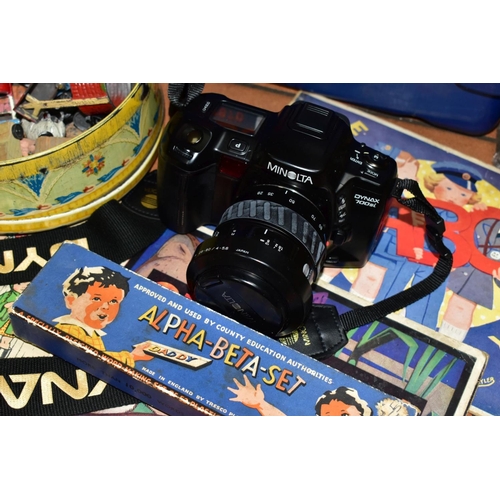 733 - TWO BASKETS OF A CAMERA, BOOKS, TOYS AND GAMES, to include a cased Minolta Dynax 700si SLR camera fi... 