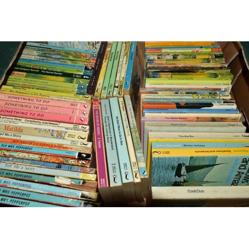 747 - A LARGE SELECTION OF COLLECTABLE VOLUMES AND CHILDREN'S PENGUIN BOOKS, including twenty five 'The Ol... 