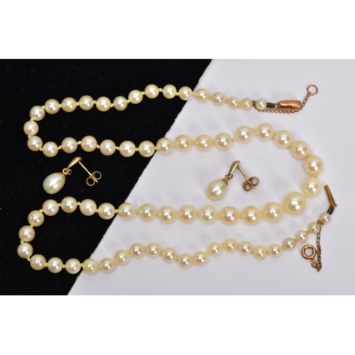 17 - A CULTURED PEARL NECKLACE AND A PAIR OF EARRINGS, a graduated single row of cream cultured pearls ea... 