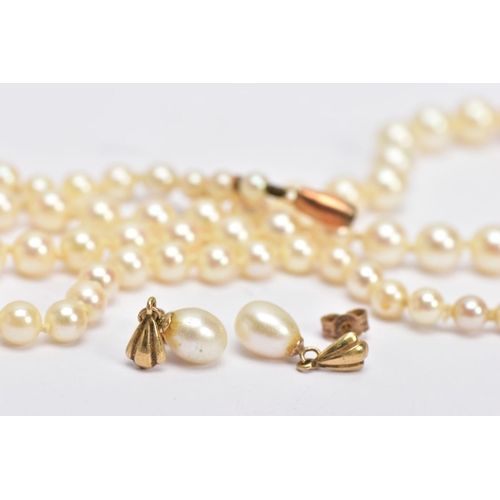 17 - A CULTURED PEARL NECKLACE AND A PAIR OF EARRINGS, a graduated single row of cream cultured pearls ea... 