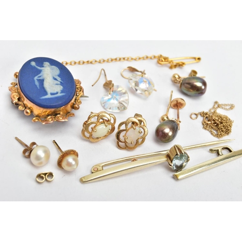 19 - A BAG OF ASSORTED YELLOW AND WHITE METAL JEWELLERY, to include an AF white metal bar brooch (split i... 