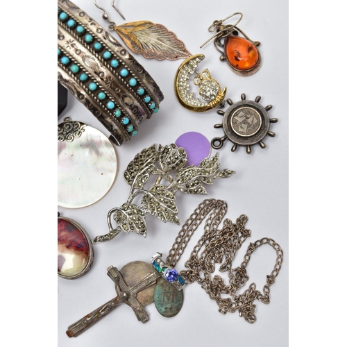 68 - A SELECTION OF SILVER AND WHITE METAL JEWELLERY, to include a silver Celtic brooch set with a colour... 