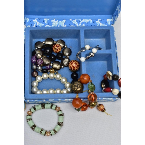 87 - A BOX OF ASSORTED COSTUME JEWELLERY, to include an assortment of dress rings, earrings, a ladies wri... 