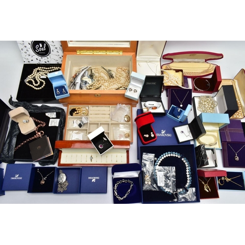 91 - A BOX OF ASSORTED JEWELLERY, to include boxed silver and white metal jewellery such as necklaces, br... 