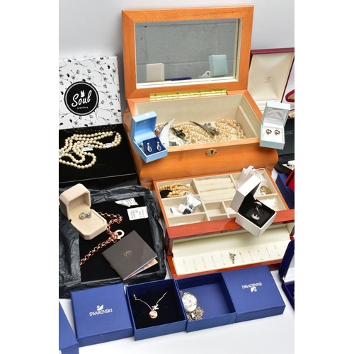 91 - A BOX OF ASSORTED JEWELLERY, to include boxed silver and white metal jewellery such as necklaces, br... 