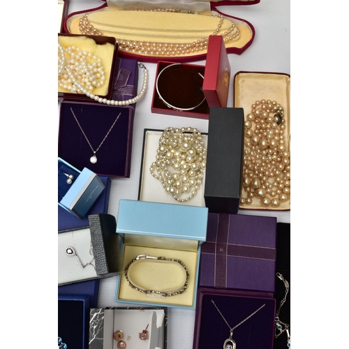 91 - A BOX OF ASSORTED JEWELLERY, to include boxed silver and white metal jewellery such as necklaces, br... 