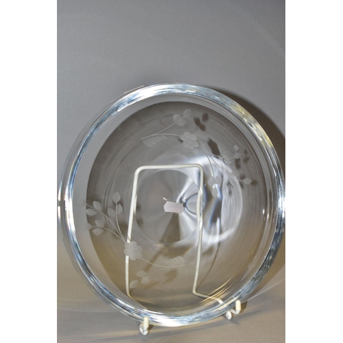 418 - AN ART DECO STYLE OCTAGONAL CLEAR GLASS DISH IN THE MANNER OF ORREFORS, intaglio etched with a seate... 