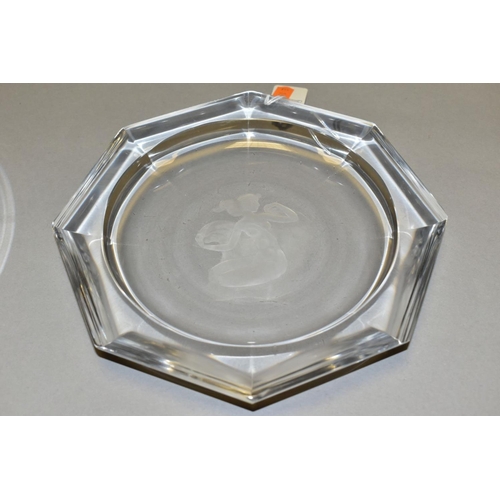 418 - AN ART DECO STYLE OCTAGONAL CLEAR GLASS DISH IN THE MANNER OF ORREFORS, intaglio etched with a seate... 