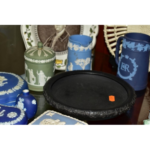 427 - A GROUP OF WEDGWOOD CERAMICS, comprising a twentieth century circular creamware basket, a black basa... 