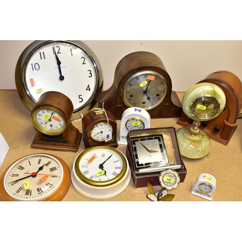 461 - A QUANTITY OF CLOCKS, comprising a green onyx mantel clock height 25cm, an oak cased clock height 22... 