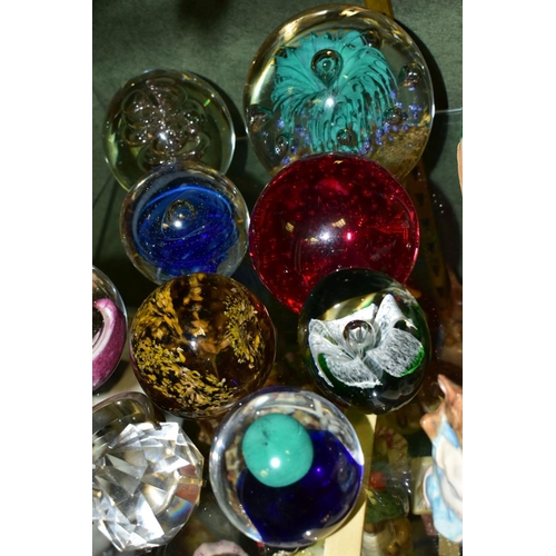 505 - A COLLECTION OF MODERN PAPERWEIGHTS, to include nine paperweights of various colours and sizes, one ... 