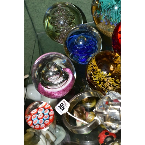 505 - A COLLECTION OF MODERN PAPERWEIGHTS, to include nine paperweights of various colours and sizes, one ... 