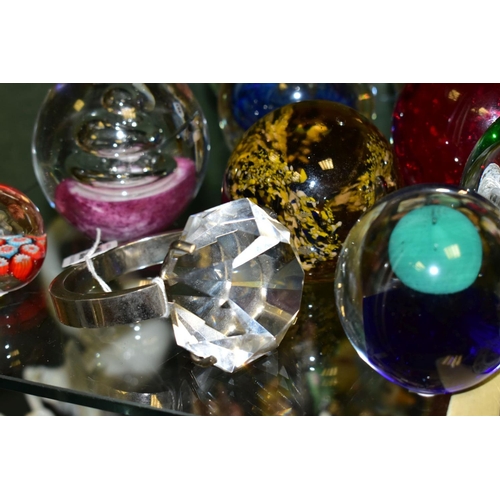 505 - A COLLECTION OF MODERN PAPERWEIGHTS, to include nine paperweights of various colours and sizes, one ... 