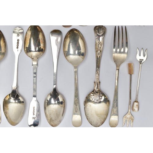 102 - A PARCEL OF ASSORTED 19TH AND 20TH CENTURY FLATWARE IN KINGS PATTERN, FIDDLE PATTERN, OLD ENGLISH PA... 