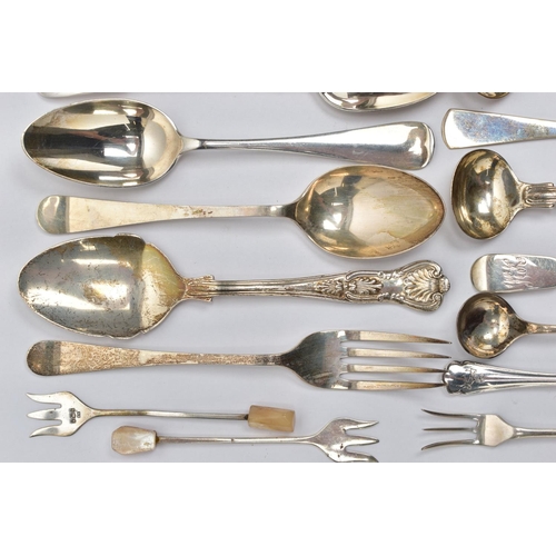 102 - A PARCEL OF ASSORTED 19TH AND 20TH CENTURY FLATWARE IN KINGS PATTERN, FIDDLE PATTERN, OLD ENGLISH PA... 