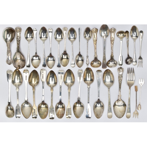 102 - A PARCEL OF ASSORTED 19TH AND 20TH CENTURY FLATWARE IN KINGS PATTERN, FIDDLE PATTERN, OLD ENGLISH PA... 