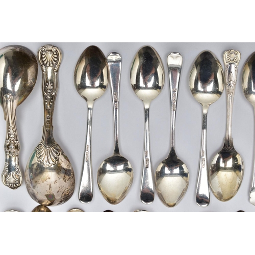 102 - A PARCEL OF ASSORTED 19TH AND 20TH CENTURY FLATWARE IN KINGS PATTERN, FIDDLE PATTERN, OLD ENGLISH PA... 