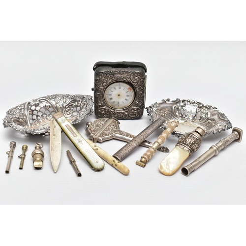 111 - A SMALL PARCEL OF 19TH AND 20TH CENTURY SILVER, comprising a late Victorian scissor case with hangin... 