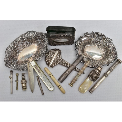 111 - A SMALL PARCEL OF 19TH AND 20TH CENTURY SILVER, comprising a late Victorian scissor case with hangin... 