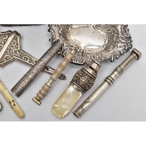 111 - A SMALL PARCEL OF 19TH AND 20TH CENTURY SILVER, comprising a late Victorian scissor case with hangin... 