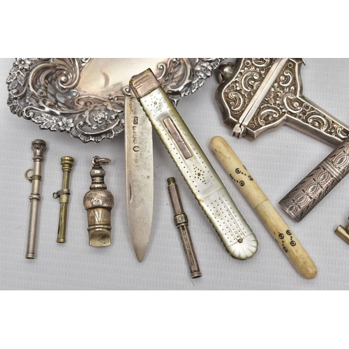 111 - A SMALL PARCEL OF 19TH AND 20TH CENTURY SILVER, comprising a late Victorian scissor case with hangin... 