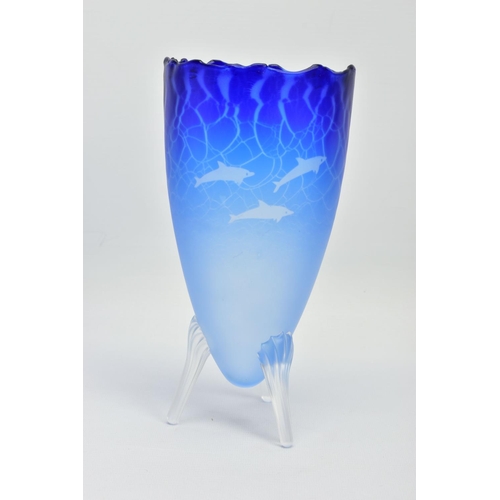 149 - MALCOLM SUTCLIFFE (BRITISH CONTEMPORARY) AN AMPHORA SHAPED GLASS VASE RAISED ON THREE LEGS, depictin... 