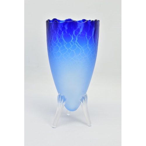 149 - MALCOLM SUTCLIFFE (BRITISH CONTEMPORARY) AN AMPHORA SHAPED GLASS VASE RAISED ON THREE LEGS, depictin... 