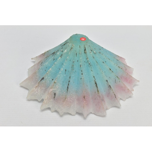 163 - TESSA CLEGG (BRITISH 1946) A PATE DE VERRE GLASS BOWL, of fluted design in a pink and blue colourway... 