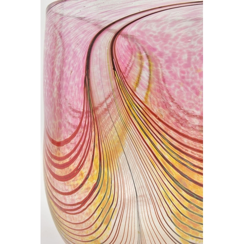 165 - GEORGE ELLIOT (BRITISH CONTEMPORARY) A STUDIO GLASS VASE WITH A PULLED FEATHER DESIGN, signed to the... 