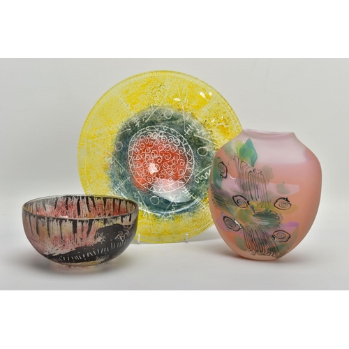 169 - THREE PIECES OF LATE 20TH CENTURY BRITISH STUDIO GLASS, comprising a Rebecca Newnham bowl with a sgr... 