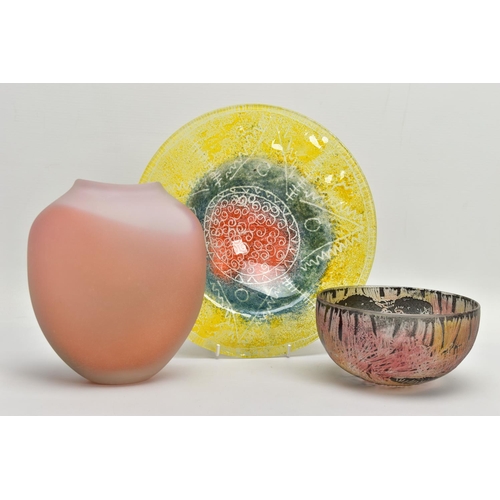 169 - THREE PIECES OF LATE 20TH CENTURY BRITISH STUDIO GLASS, comprising a Rebecca Newnham bowl with a sgr... 