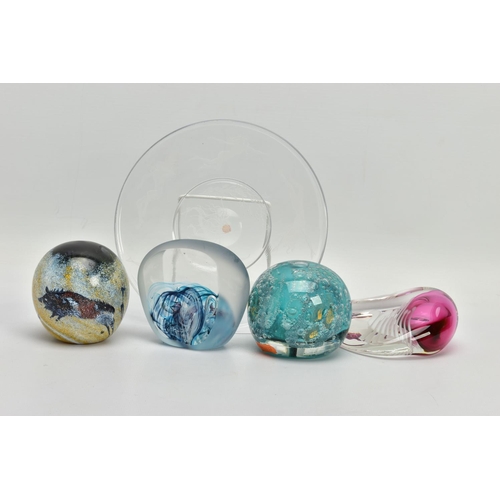 192 - FOUR LATER 20TH CENTURY PAPERWEIGHTS AND A PLATE, comprising a Anthony Wassell cave painting paperwe... 