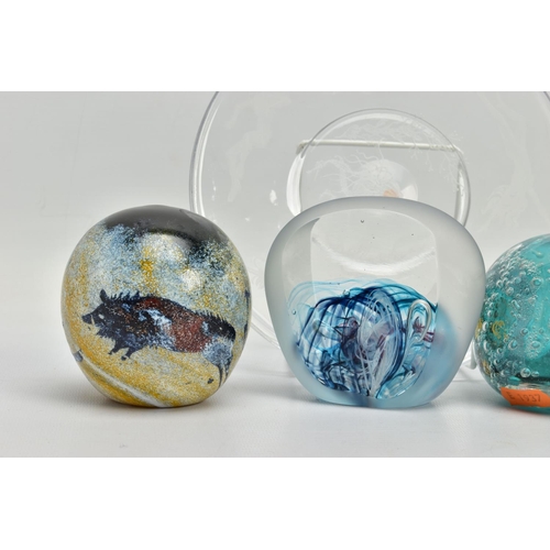 192 - FOUR LATER 20TH CENTURY PAPERWEIGHTS AND A PLATE, comprising a Anthony Wassell cave painting paperwe... 