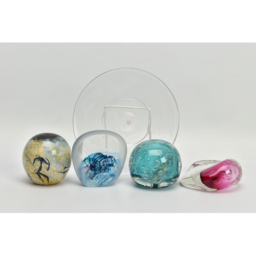 192 - FOUR LATER 20TH CENTURY PAPERWEIGHTS AND A PLATE, comprising a Anthony Wassell cave painting paperwe... 