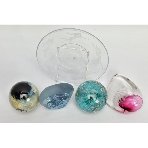 192 - FOUR LATER 20TH CENTURY PAPERWEIGHTS AND A PLATE, comprising a Anthony Wassell cave painting paperwe... 