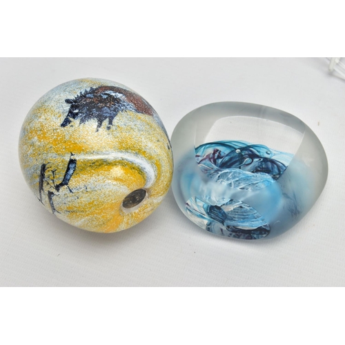 192 - FOUR LATER 20TH CENTURY PAPERWEIGHTS AND A PLATE, comprising a Anthony Wassell cave painting paperwe... 