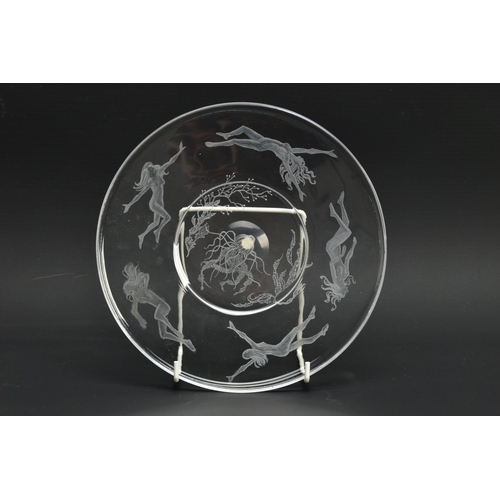 192 - FOUR LATER 20TH CENTURY PAPERWEIGHTS AND A PLATE, comprising a Anthony Wassell cave painting paperwe... 