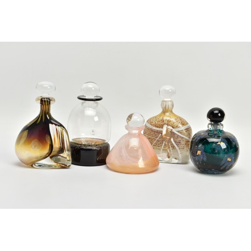 195 - FIVE LATER 20TH CENTURY STUDIO GLASS PERFUME BOTTLES, comprising a Charlie Meaker bottle with a clea... 