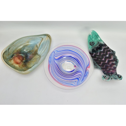 200 - THREE LATE 20TH CENTURY STUDIO GLASS BOWLS, comprising a George Elliot pulled feather design bowl, s... 