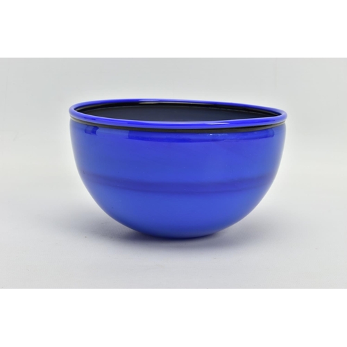 202 - RACHAEL WOODMAN / NEIL WILKIN (BRITISH CONTEMPORARY) A LATE 20TH CENTURY SOMMERSO BOWL, blue over gr... 