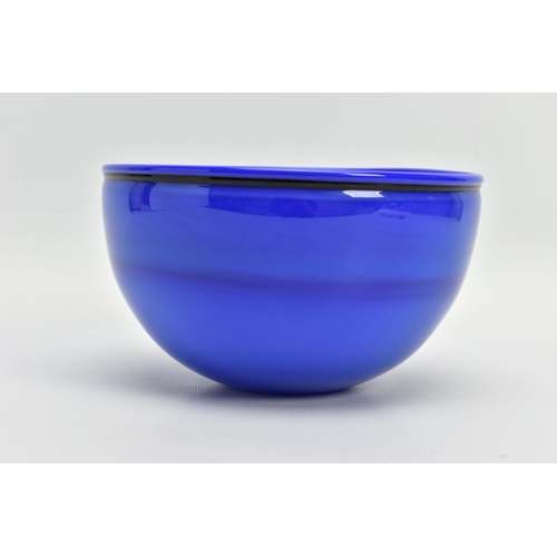 202 - RACHAEL WOODMAN / NEIL WILKIN (BRITISH CONTEMPORARY) A LATE 20TH CENTURY SOMMERSO BOWL, blue over gr... 