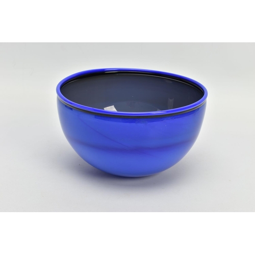 202 - RACHAEL WOODMAN / NEIL WILKIN (BRITISH CONTEMPORARY) A LATE 20TH CENTURY SOMMERSO BOWL, blue over gr... 