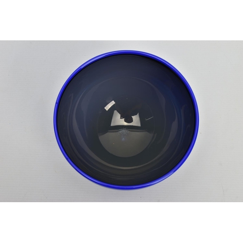 202 - RACHAEL WOODMAN / NEIL WILKIN (BRITISH CONTEMPORARY) A LATE 20TH CENTURY SOMMERSO BOWL, blue over gr... 