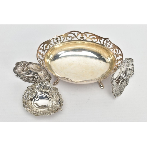 44 - A GEORGE V SILVER OVAL DISH, the foliate pierced rim above a plain bowl, on four cabriole legs with ... 