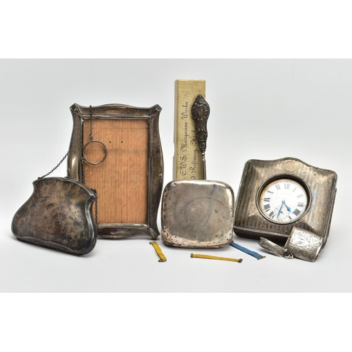 59 - A SMALL PARCEL OF EARLY 20TH CENTURY SILVER ITEMS, comprising a late Victorian rectangular vesta cas... 